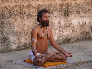 Йогирадж Ракеш Пандей джи, известен как большой эксперт и практик йоги, обладающий большими знаниями этого предмета